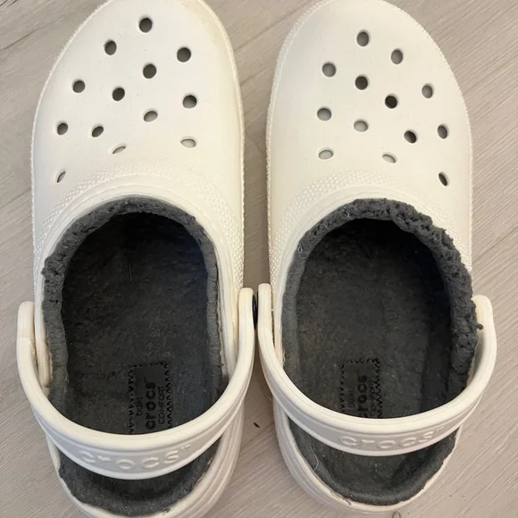 CROCS Classic White and Gray Fuzzy Lined Mules & Clogs - Picture 1 of 8